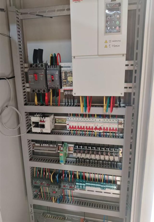 Quadro elétrico com barramento e controladores Delixi
